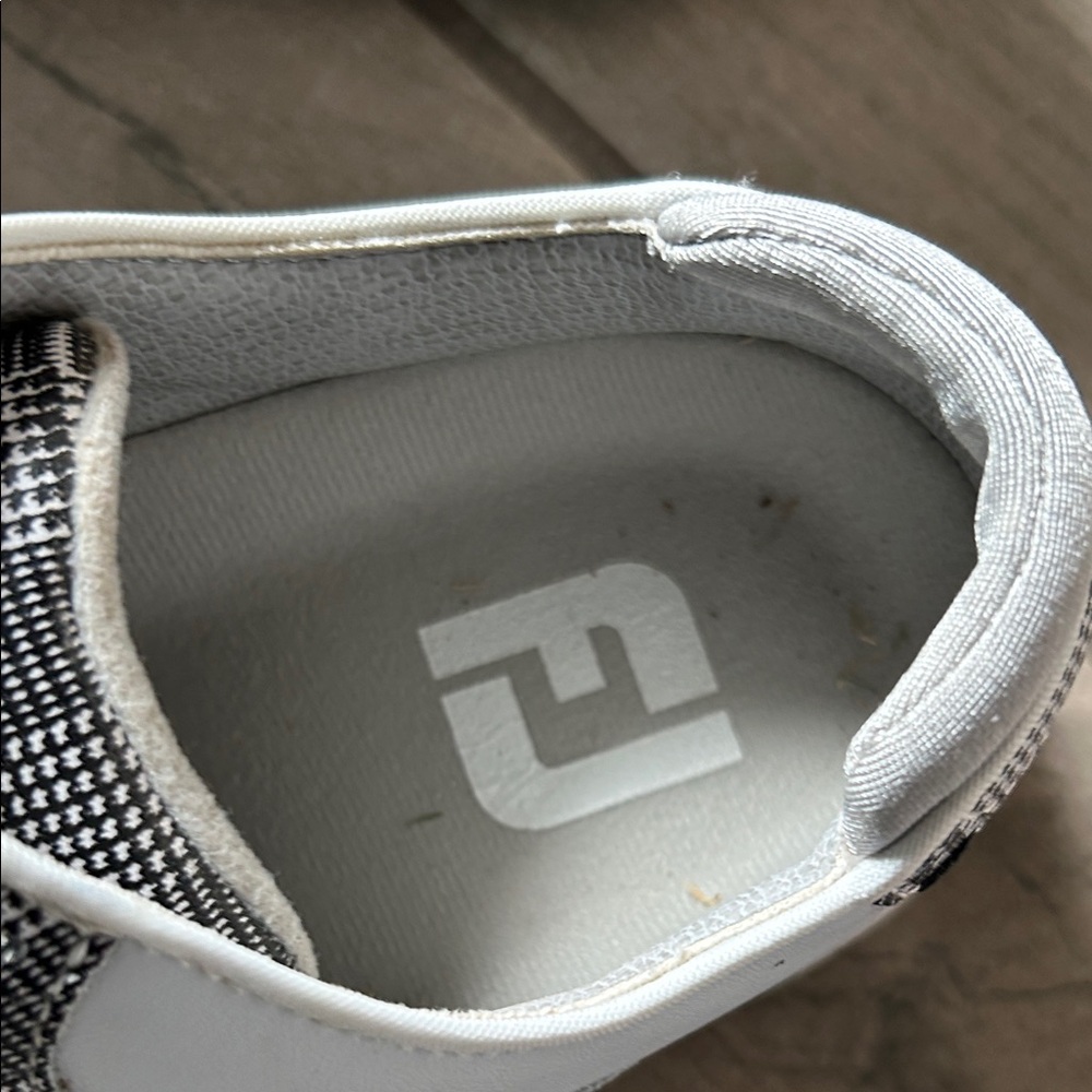 Stylish Women's White and Gray Golf Shoes - Picture 6 of 8